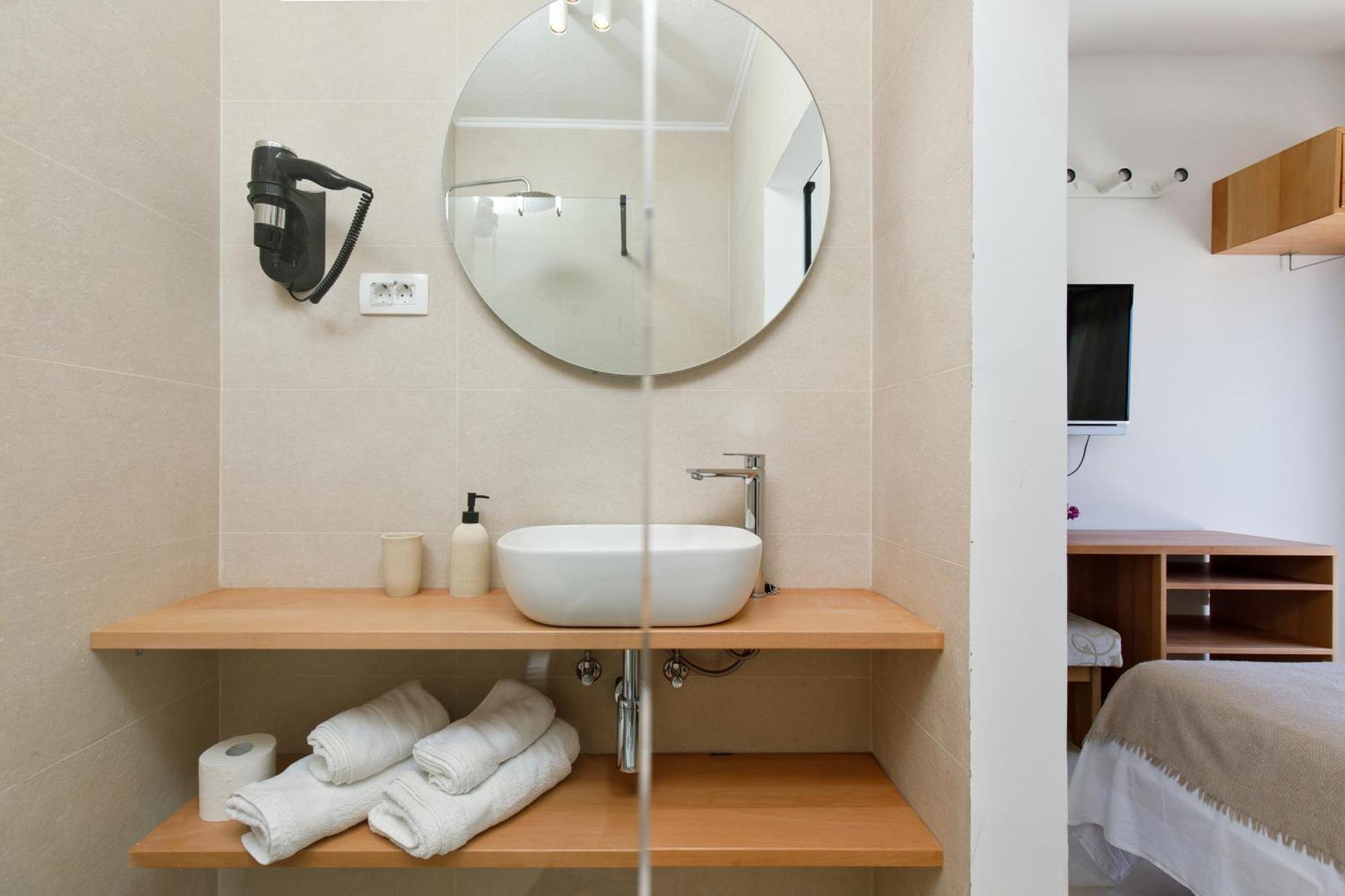 Rooms Vinka Tudor ฮวาร์ ภายนอก รูปภาพ